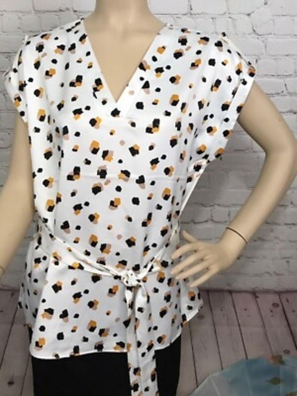Womens White V-Neck Tie-Waist Printed Blouse
